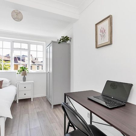 Modern Two Bedroom Apartment With Free Parking! Лондон Экстерьер фото