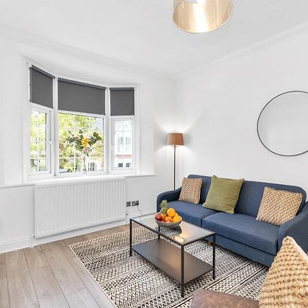Modern Two Bedroom Apartment With Free Parking! Лондон Экстерьер фото