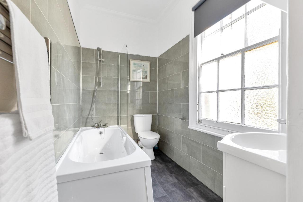 Modern Two Bedroom Apartment With Free Parking! Лондон Экстерьер фото