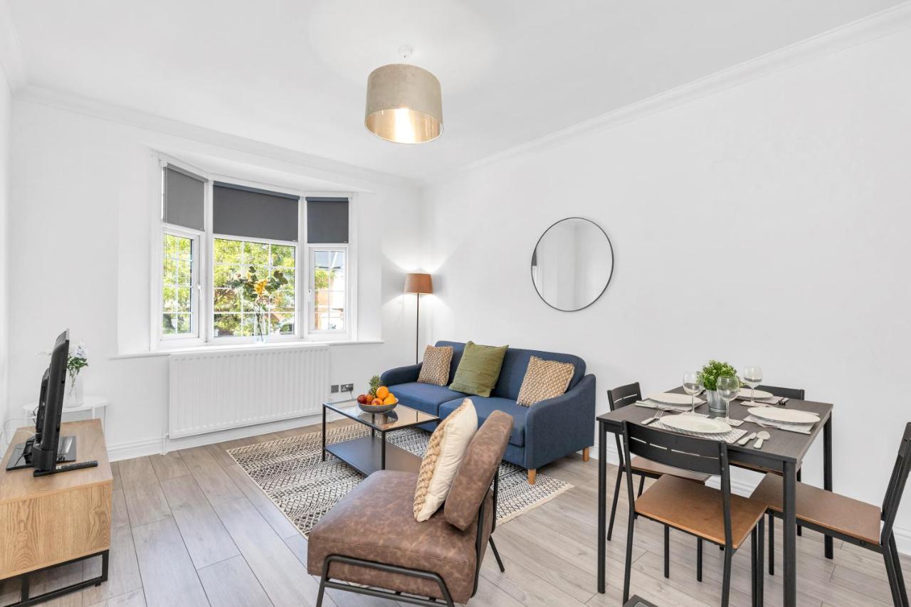 Modern Two Bedroom Apartment With Free Parking! Лондон Экстерьер фото