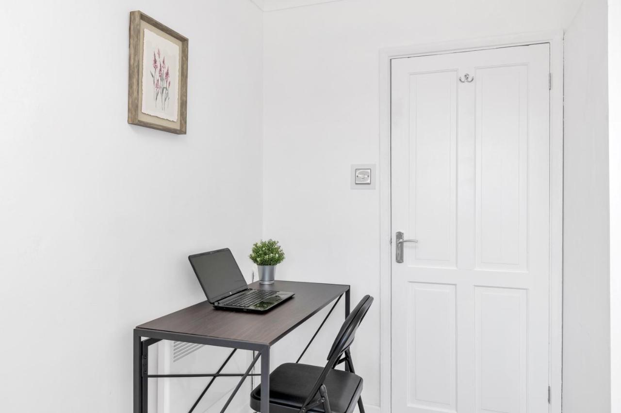 Modern Two Bedroom Apartment With Free Parking! Лондон Экстерьер фото