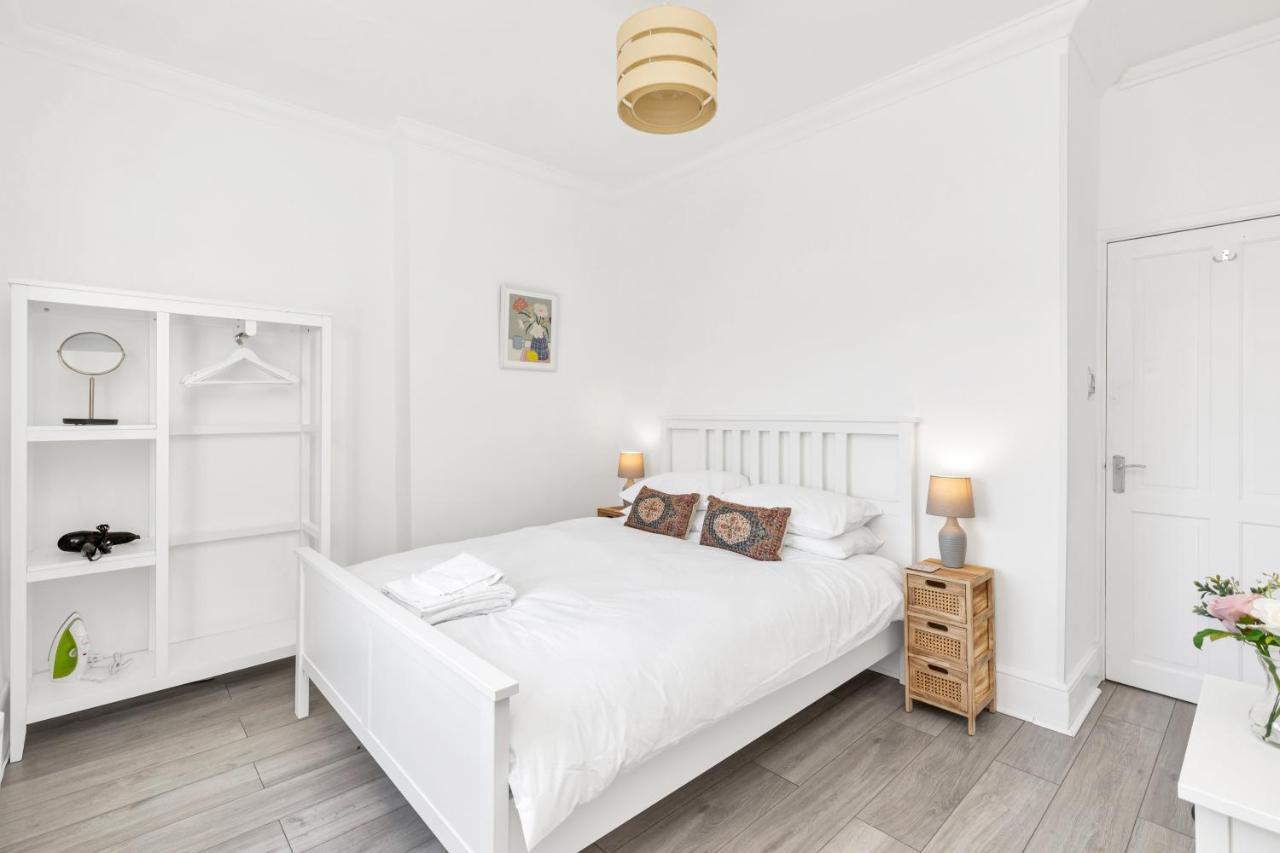 Modern Two Bedroom Apartment With Free Parking! Лондон Экстерьер фото