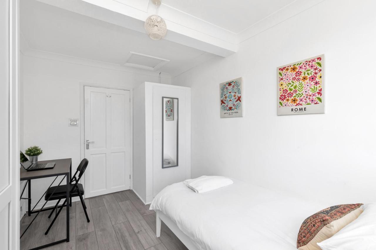 Modern Two Bedroom Apartment With Free Parking! Лондон Экстерьер фото